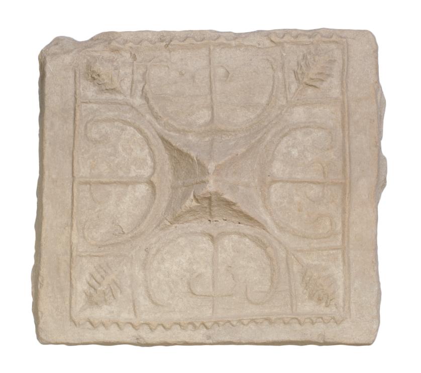 514   -  ROMA. Período Paleocristiano. IV-VI d.C. Barro cocido. Placa decorativa formada por una roseta de vientos con bulbo central o rueda enmarcada en una cenefa, en cuyos extremos resultantes se disponen cuatro hojas lanceoladas. Dimensiones 32,0 x 30,5 cm. Restaurada