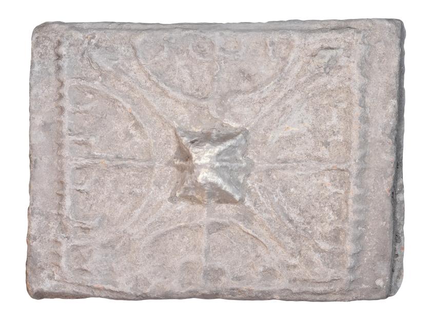 515   -  ROMA.Período Paleocristiano. IV-V d.C. Barro cocido. Placa decorativa formada por una roseta de vientos con bulbo central o rueda enmarcada en una cenefa, en cuyos extremos resultantes se disponen cuatro estrías. Dimensiones: 27,7 x 36,0 cm.