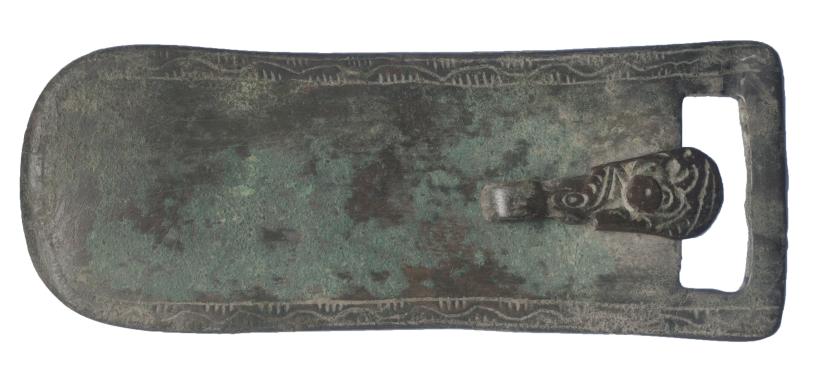 519   -  VISIGODO. 560-600 d.C. Bronce. Hebilla de placa rectangular rígida con perfiles rectos y lengüeta oval. Longitud 12,6 cm.