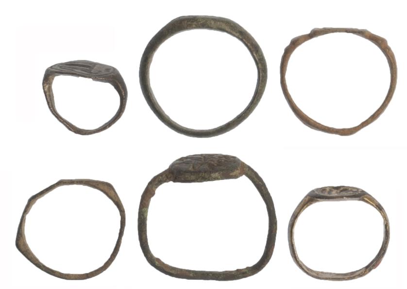 521   -  MEDIEVAL CRISTIANO. VII-IX d.C. Bronce y bronce dorado. Lote de 6 anillos. Diámero 12-23 mm.