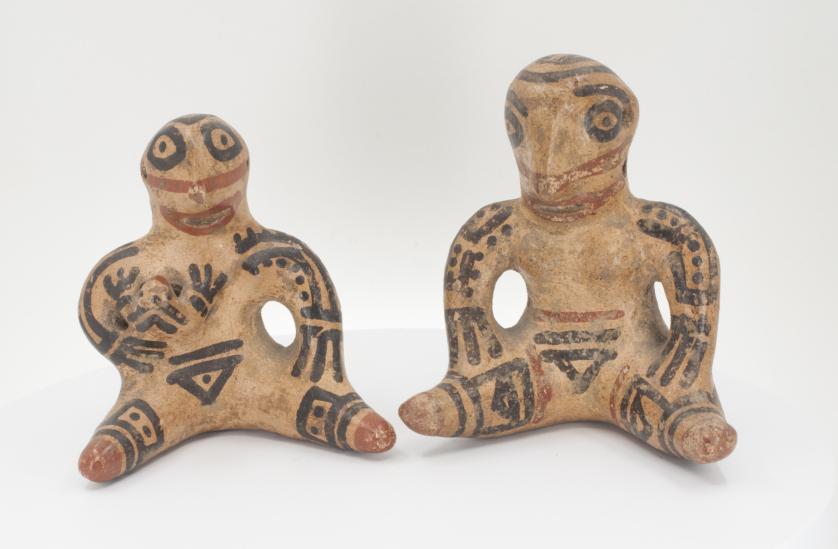 526   -  PREHISPÁNICO. Cultura Chiriquí Clásica. 1100-1573 d.C. Terracota. Lote de 2 figuras femeninas de estilo Lagarto, sentadas con piernas abiertas y brazos en asa. Altura 9,8 y 11,2 cm.