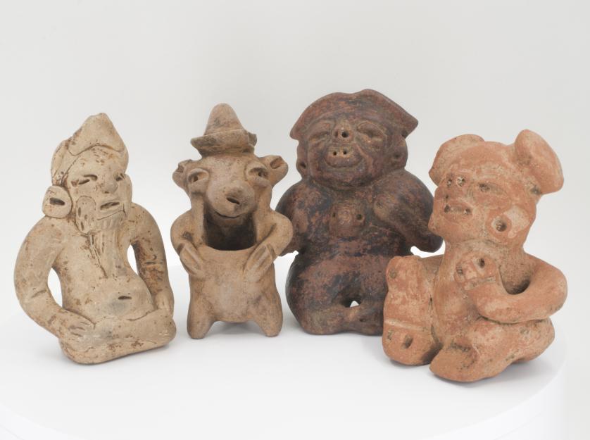 533   -  PREHISPÁNICO. Período Formativo Medio. Terracota y Cerámica. Lote de 4 figuras de diversas épocas y culturas. Uno restaurado / pegado y uno con pequeñas pérdidas en bordes del sombrero. Altura ca. 10 cm.