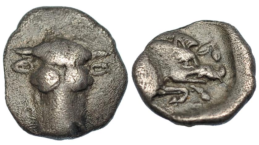 65   -  FÓCIDE. Óbolo (457-446 a.C.). A/ Cabeza frontal de toro. R/ Prótomo de jabalí a der. en cuadrado incuso. AR 0,92 g. SBG-2349 vte. MBC-. Ex BCD Collection.