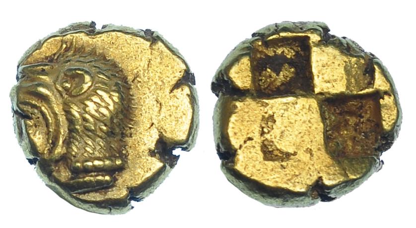 72   -  JONIA. Eritras. Hekte (c. 550-500 a.C.). A/ Cabeza de Herakles con leonté a izq., detrás clava poco visible. R/ Cuadrado incuso. EL-2,54 g. COP-No. BMC-7. Algo descentrada. MBC+.