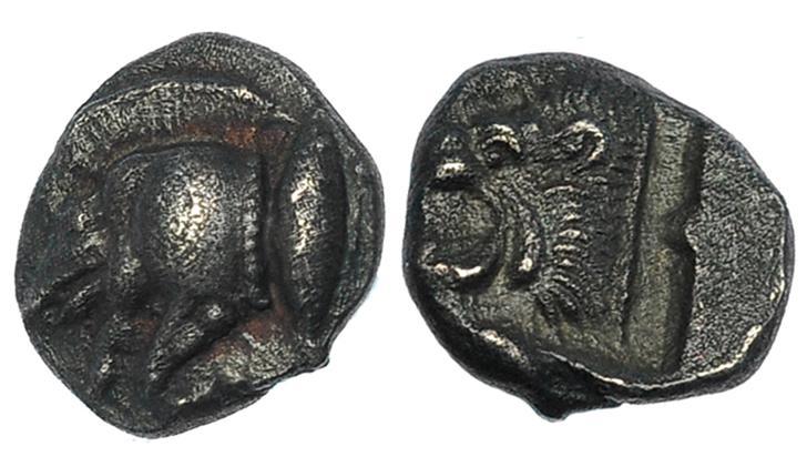 73   -  MISIA. Cízico. Óbolo (525-475 a.C.). A/ Prótomo de jabalí a izq., atún a der. R/ Cabeza de león a izq., dentro de cuadrado incuso. AR 1,13 g. COP-48. SBG 3846. MBC.