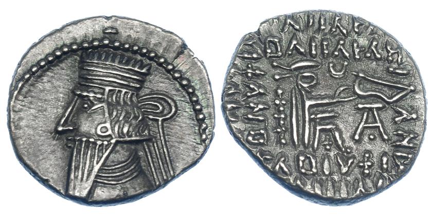 85   -  PARTIA. Dracma. Vologases III. Ecbatana (105-147). R/ Sobre el arco, símbolo creciente. SEP-78.10. Algo descentrada. MBC+. 