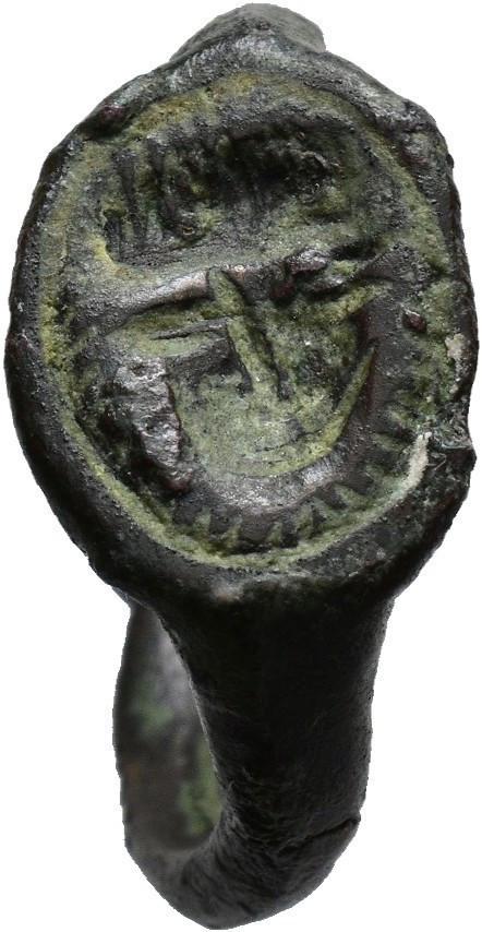 32   -  MAGNA GRECIA. Anillo. Siglo IV a.C. Bronce. Representa sello con forma de rostro barbado. Diámetro 2,2 cm