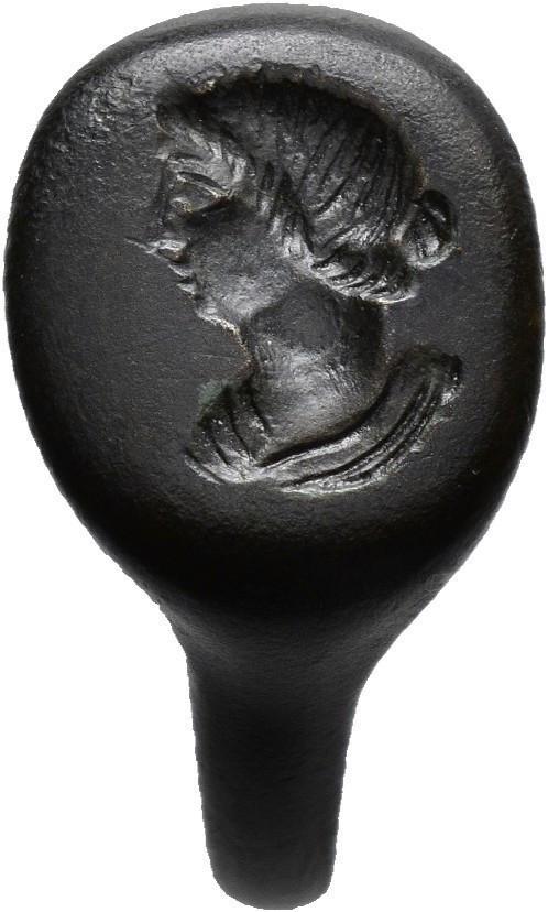 35   -  ROMA. Anillo. Siglo III- IV d.C. Bronce. Representa busto femenino. Diámetro 2,4 cm