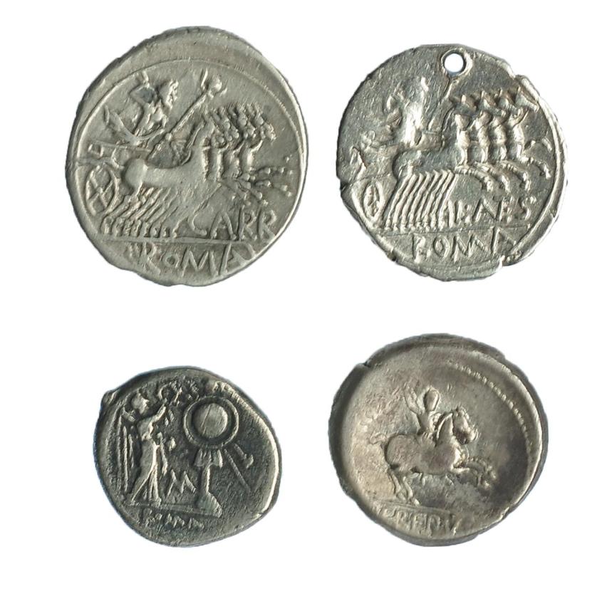 272   -  Lote 3 denarios (Antestia, Crepusia y Papiria) y un victoriato con marca MA. Total 4 piezas, una de ellas con agujero. BC+/MBC-.
