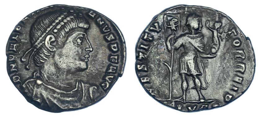 443   -  VALENTINIANO I. Silicua. Lugdunum (364-367). R/ Emperador en traje militar con victoria, lábaro con crismón y gancho en el mástil; RESTITVTOR REIP, exergo (-)LVG. RIC-6. MBC.