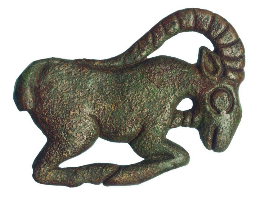 2012   -  PRÓXIMO ORIENTE. LURISTÁN. Aplique (1300-800 a.C.). Bronce. Con representación de íbice. Longitud 7,6 cm.