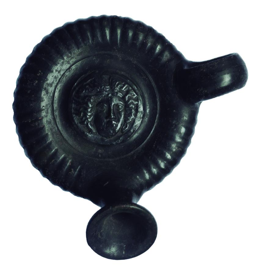 2028   -  MAGNA GRECIA. Guttos (IV-III a.C.). Cerámica de barniz negro. Con representación de Gorgona. Diámetro 9,8 cm. Altura 8,5 cm.