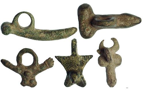 2061   -  ROMA. Imperio Romano. Lote de cinco amuletos fálicos (I-II d.C.). Bronce. Longitud 2,7-5,6 cm.