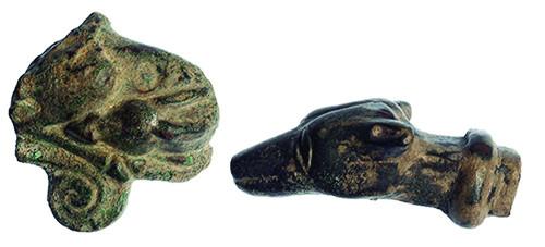 2064   -  ROMA. Imperio Romano. Lote de dos objetos (I-IV d.C.). Bronce. Aplique con representación incierta y remate en forma felina. Longitud 3,2 y 4,6 cm.