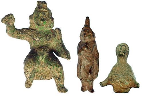 2067   -  ROMA. Imperio Romano. Lote de tres figuras (II-IV d.C.). Bronce. Aplique en forma de mujer, Cupido sentado y figura masculina togada. Altura 3,8-7,1 cm.