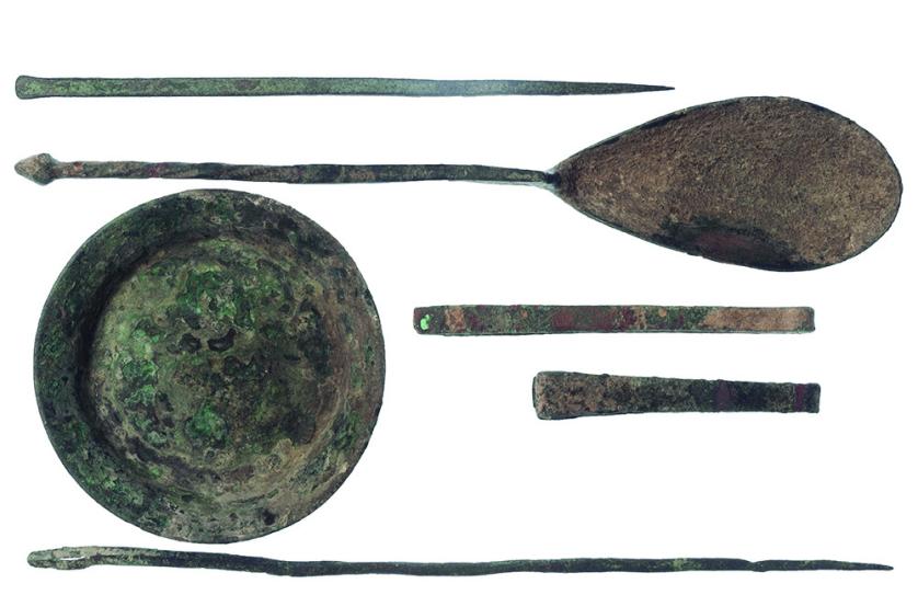 2072   -  ROMA. Imperio Romano. Lote de seis instrumentos médicos y/o doméstidos (I-II d.C.). Bronce. Dos pinzas (vulsellae), cuchara (ligula), dos agujas y un plato. Longitud 4,9-14,7 cm. Diámetro 5,9 cm.