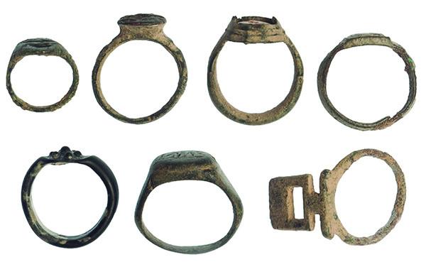 2079   -  ROMA y BIZANCIO. Lote de siete anillos (III-IX d.C.). Bronce y pasta vítrea. Diámetro 14,0-21,0 mm.