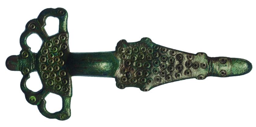 2081   -  CULTURA GODA. Fíbula de arco y pie largo. Siglo V-VII d.C. Bronce. Longitud 14,3 cm. Aplicada capa de protección.