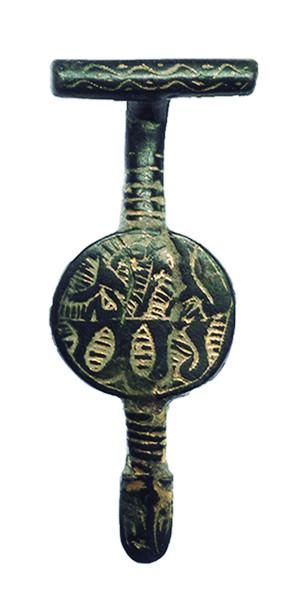2084   -  PERÍODO MEDIEVAL CRISTIANO. Fíbula (XIII-XV d.C.). Bronce y dorado. Con decoración con técnica de ataujía. Longitud 5,5 cm.  