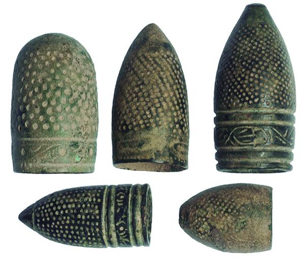 2088   -  HISPANO-ÁRABE. Lote de cinco dedales (X-XI d.C.). Bronce. 3 de sastre y 2 de guarnicero. Altura 2,7-4,2 cm.