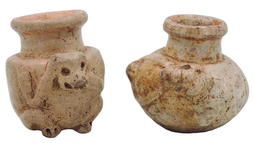 2103   -  PREHISPÁNICO. Lote de dos frascos medicinales y/o de tabaco. Cultura Maya (600-800 d.C.). Terracota. Altura 5,3 y 5,5 cm. 