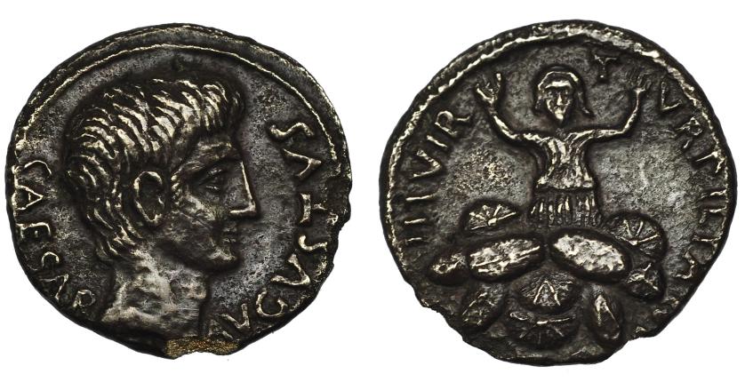 124   -  AUGUSTO. Denario. Roma (27-14 a.C.). R/ Tarpeia de frente alzando los brazos sobre escudos; IIII VIR TVRPILIANVS. AR 2,7 g. 17,5 mm. RIC-299. FFC-317. Pátina plomiza. Metal cristalizado. Pequeña rotura. MBC. Muy escasa.