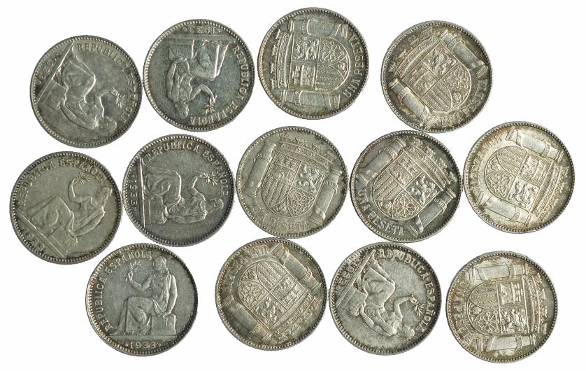 643   -  II REPÚBLICA. Lote 13 monedas de 1 peseta. 1933*3-4. Calidad media MBC.