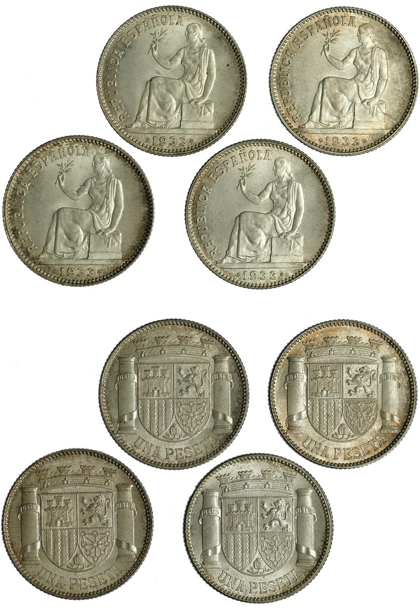 644   -  II REPÚBLICA. Lote de 4 monedas de 1 peseta 1933 *3-4. Madrid. VII-218. EBC+/SC.