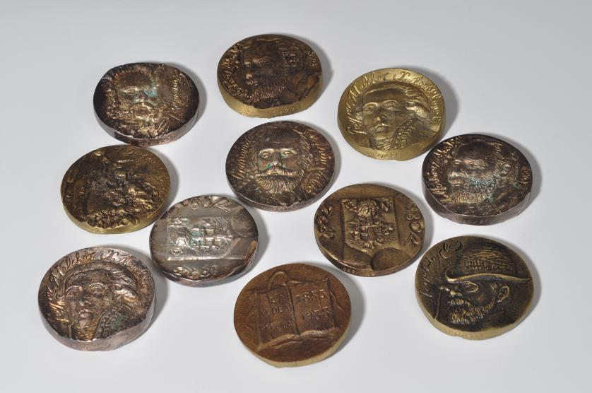 650   -  FRANCISCO FRANCO. Colección de 11 medallas de personajes ilustres españoles. AE 62 mm. Fundidas. Algunas plateadas. De MBC a EBC.
