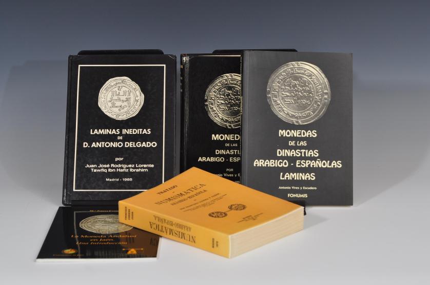 789   -  Lote de 4 libros: A. Vives y Escudero, Monedas de las dinastías arábigo-españolas, Madrid 1983 (reed. 1978) y Láminas, Madrid, 1998; F. codera y Zaidín, Tratado de Numismática arábigo-española, Madrid, 1879 (reed. Facsímil ed. París-Valencia, tapa blanda) y Mª T. Campos López, La moneda andalusí en Jaén. Una introducción, Jaén, 2000.