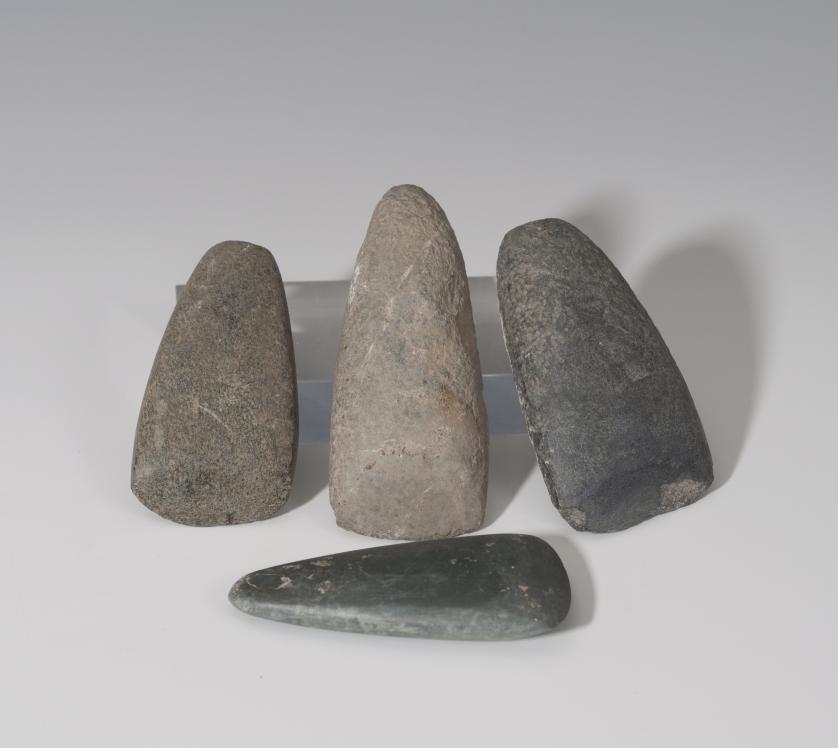 792   -  PREHISTORIA. Neolítico. ca. 5400-5000 a.C. Roca metamórfica. Lote de cuatro hachas pulimentadas. Longitud 7,8-10,0 cm.