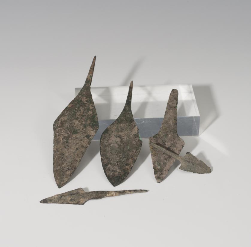 793   -  PREHISTORIA. Edad de Bronce. Lote de cinco puntas de flecha (2250-1600 a.C.). Bronce. Altura 5,2-13,6 cm.