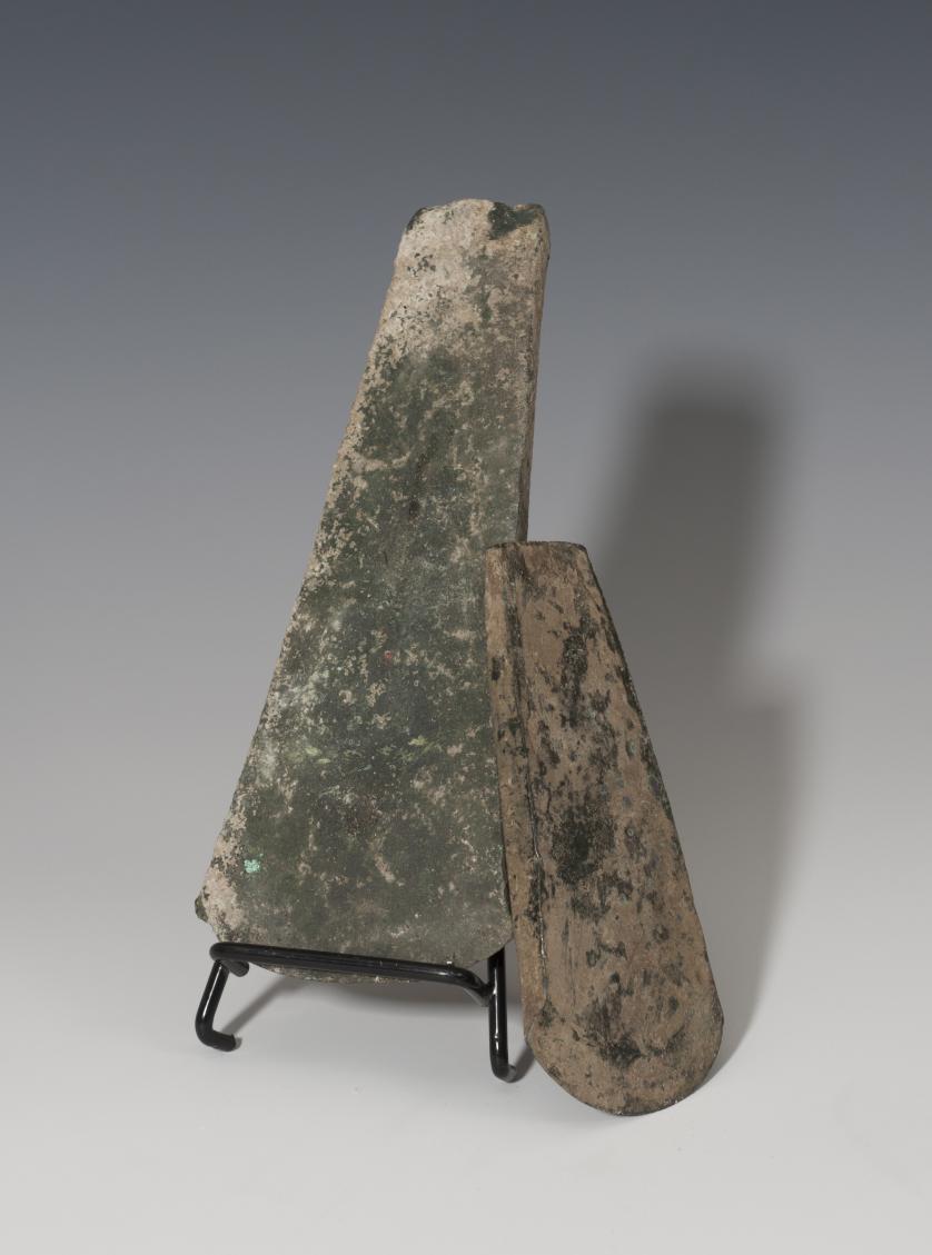 794   -  PREHISTORIA. Edad de Bronce. ca. 2250-1550 a.C. Lote de dos hachas. Longitud 12,9 y 18,9 cm.