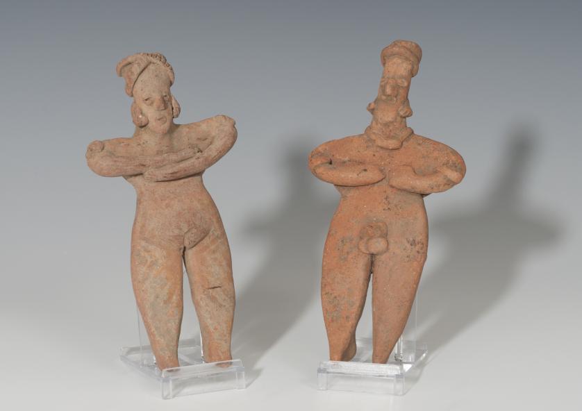 795   -  PREHISPÁNICO. Cultura Colima. Lote de dos ídolos (200 a.C. - 500 d.C.). Figura femenina y masculina. Terracota. Altura 15, 5 y 15, 6 cm. 