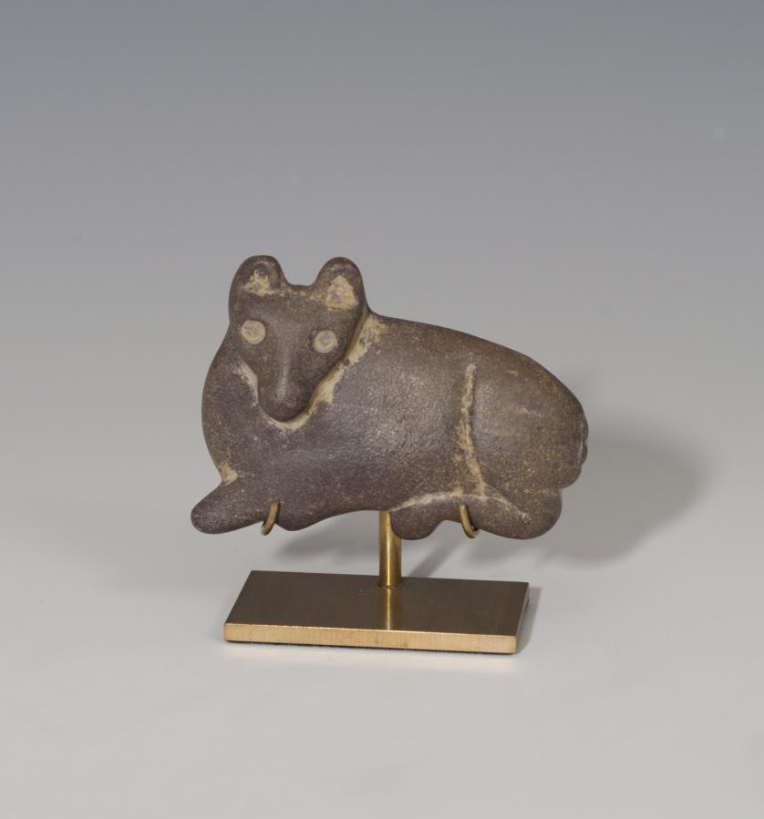 796   -  PRÓXIMO ORIENTE. Mesopotamia. Figura zoomorfa (3400-3100 a.C.). Piedra. Longitud 6,8 cm.Incluye peana.