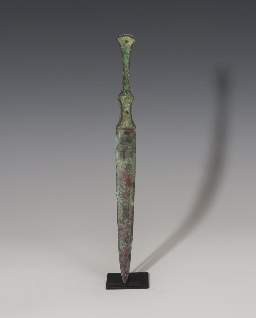 798   -  PRÓXIMO ORIENTE. Luristán. Puñal (1300-600 a.C.). Bronce. Longitud 28,9 cm.