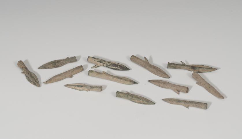 802   -  HISPANIA ANTIGUA. Fenicio-púnico. Lote de doce puntas de flecha (VII-V a.C.) Bronce. De doble filo y anzuelo. Altura 3,8-4,9 cm.