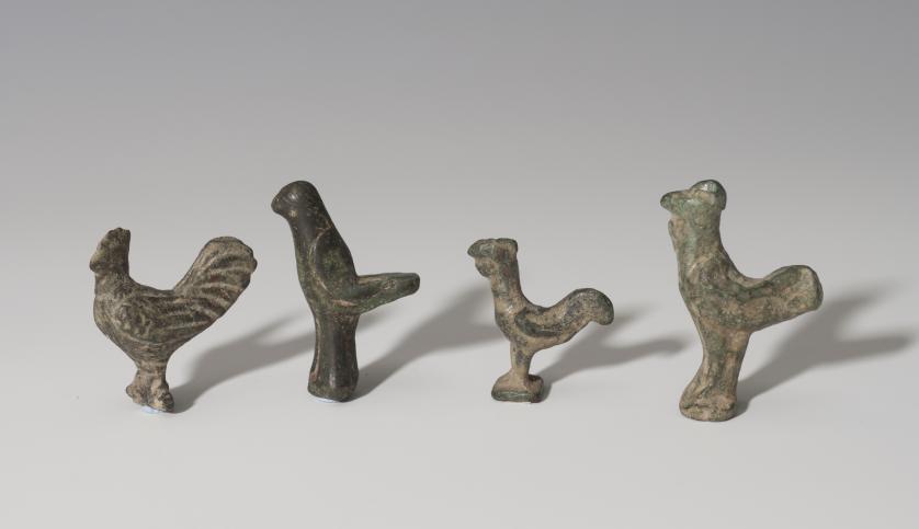 805   -  HISPANIA ANTIGUA. Iberorromano. Lote de cuatro figuras de gallos (II a.C. - II d.C.). Bronce.  Altura 3,2-4,6 cm.