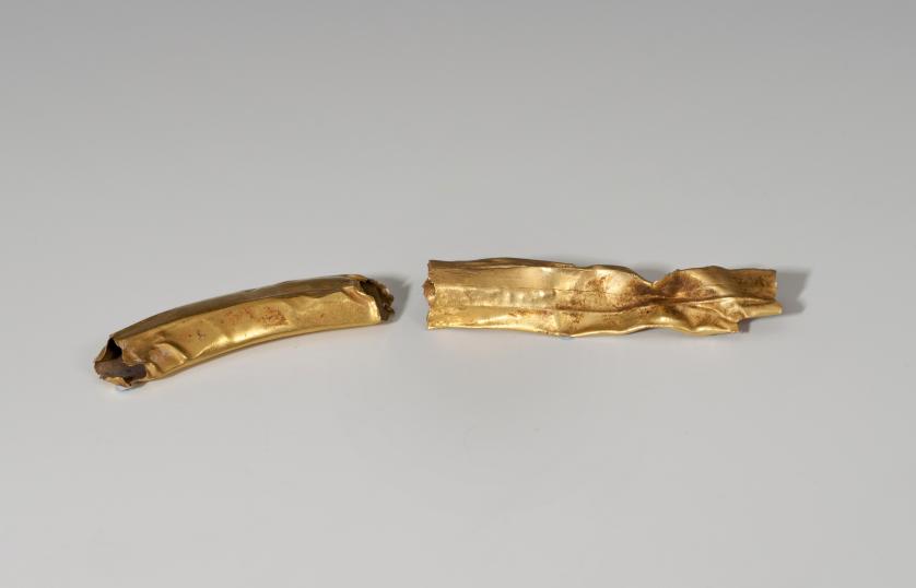 806   -  MUNDO ANTIGUO. Greco-Romano. Lote de dos fragmentos huecos. Oro.  Longitud 4,9 y 5,6 cm.