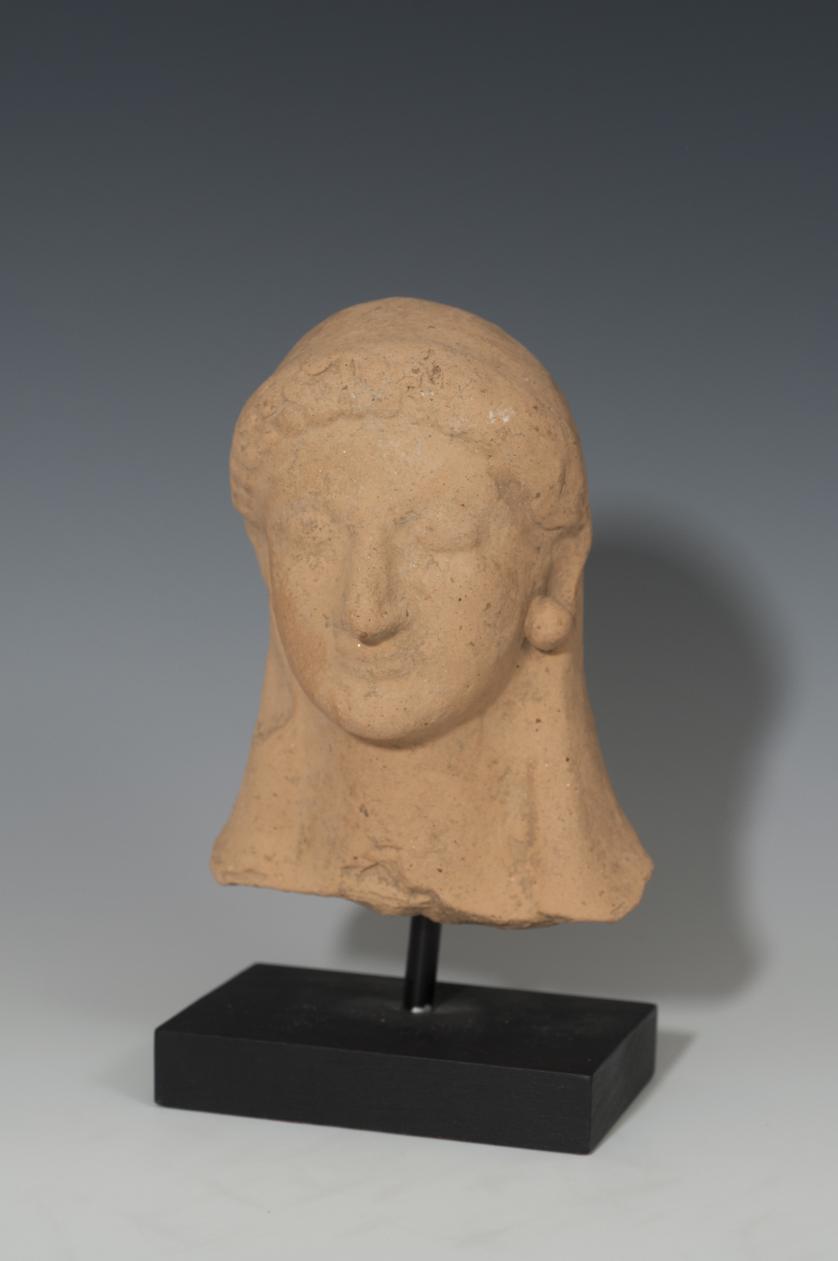 809   -  GRECIA. Cabeza de Koré (VI-IV a.C.). Terracota. Altura 15,2 cm. Incluye peana.