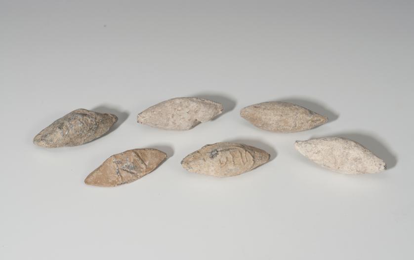 812   -  ROMA. República Romana. Lote de seis glandes bicónicos (I a.C.). Plomo. Tres con monograma AVF. Longitud 5,0-5,1 cm.
