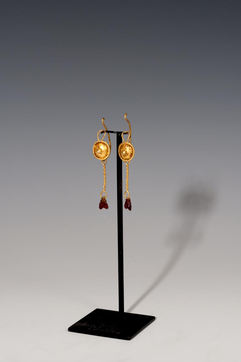 816   -  ROMA. Imperio Romano. Par de pendientes (I-II d.C.). Oro y cornalina. Decoración distal en forma de mosca. Altura 7,0 cm. Uno de ellos pegado.