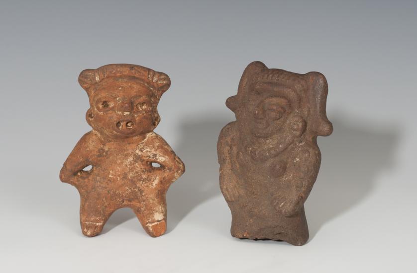 878   -  PREHISPÁNICO. Período Formativo Temprano-Medio. Terracota. Lote de dos figuras antropomorfas de diversas épocas y culturas. Altura ambos 11,0 cm.