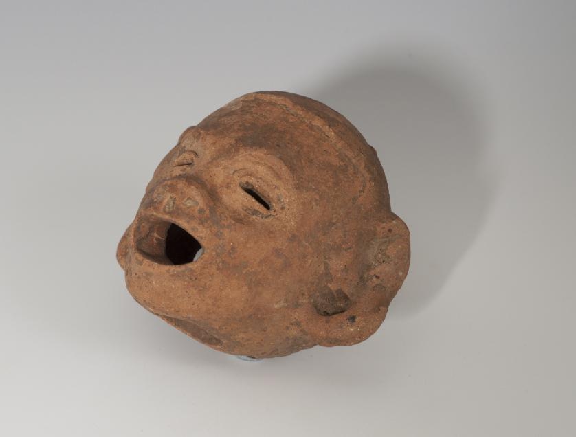 883   -  PREHISPÁNICO. Cultura Mixteca. Cabeza masculina (600-1250 d.C.). Terracota. Con orificio inferior y boca abierta. Altura 9,3 cm.