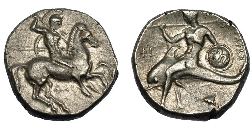 94   -  TARENTO. Didracma (334-302 a.C.). A/ Jinete a der. con escudo y lanzas, debajo DAI. R/ Taras cabalgando delfín a izq. con lanza y escudo; delante QI. AR 8,00 g. 19,8 mm. COP-845. SBG-375 vte. MBC+.