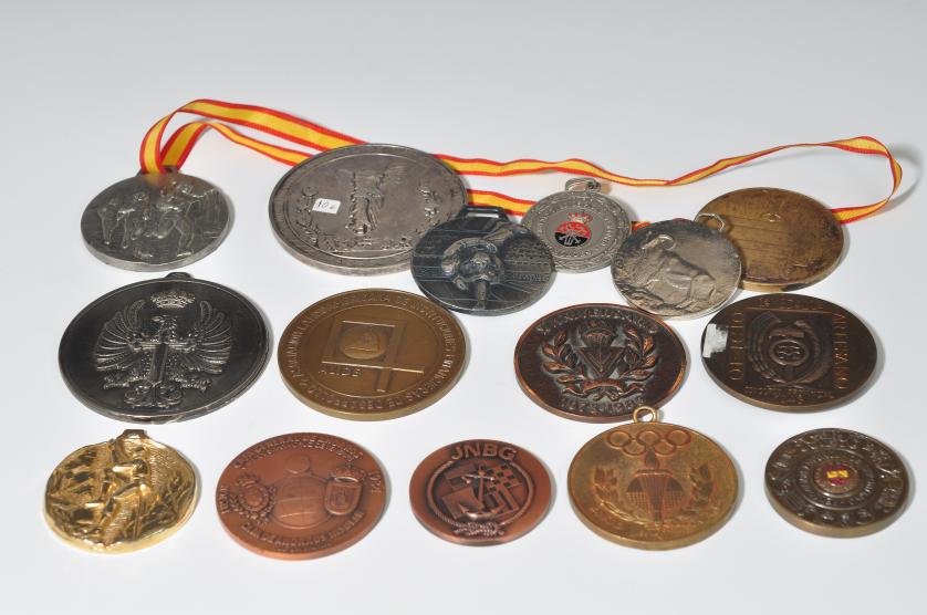 371   -  FRANCISCO FRANCO. Lote 15 medallas y condecoraciones de eventos deportivos. S. XX. Diferentes metales. De MBC a SC.