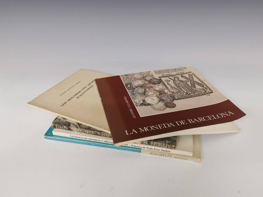 419   -  Lote 5 libros: L. Villaronga, Los denarios con leyenda Icalgusken, Barcelona, 1962; L. Villaronga, La ceca de Barcelona, Barcelona, 1976; F.P. Pérez Sindreu, Catálogo de monedas y medallas de oro. Gabinete Numismático Municipal, Sevilla, 1980; J. Ortega Galindo, España Primitiva a través de las monedas ibéricas, Bilbao, 1947; VV. AA. Estudios de Numismática Romana, Barcelona, 1964. Todos tapa blanda.