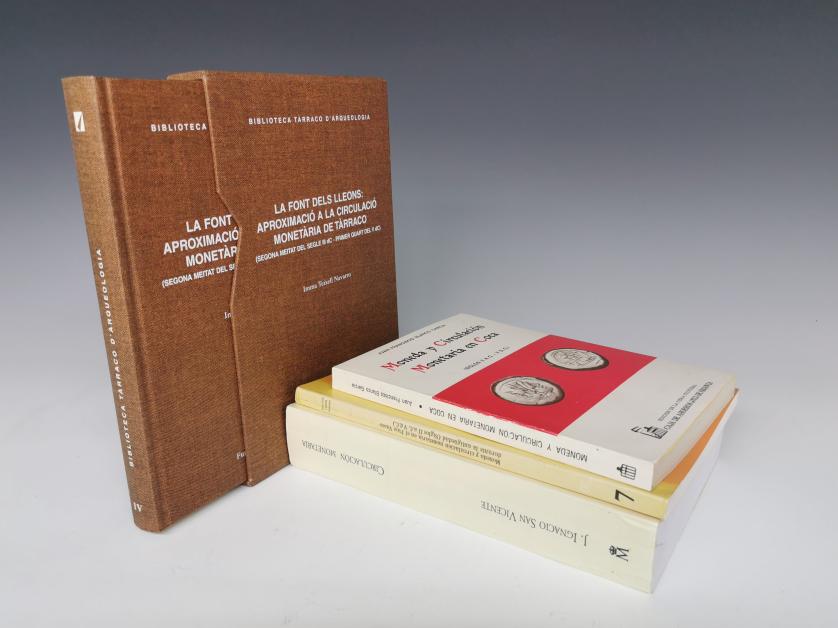 420   -  Lote 4 libros: J.J. Cepeda, Moneda y circulación monetaria en el País Vasco durante la Antigüedad (Siglos II a.C.-V d.C.), Bilbao, 1990 (ejemplar con correcciones y anotaciones del autor); J. I. San Vicente, Circulación monetaria en Hispania durante el siglo IV d.C., Madrid, 1999; J. F. Blanco, Moneda y circulación monetaria en Coca (siglos II a.C.-V d.C.), Segovia, 1887; I. Teixell, La Font dels Lleons: aproximació a la circulació monetària de Tàrraco, Tarragona, 2008.