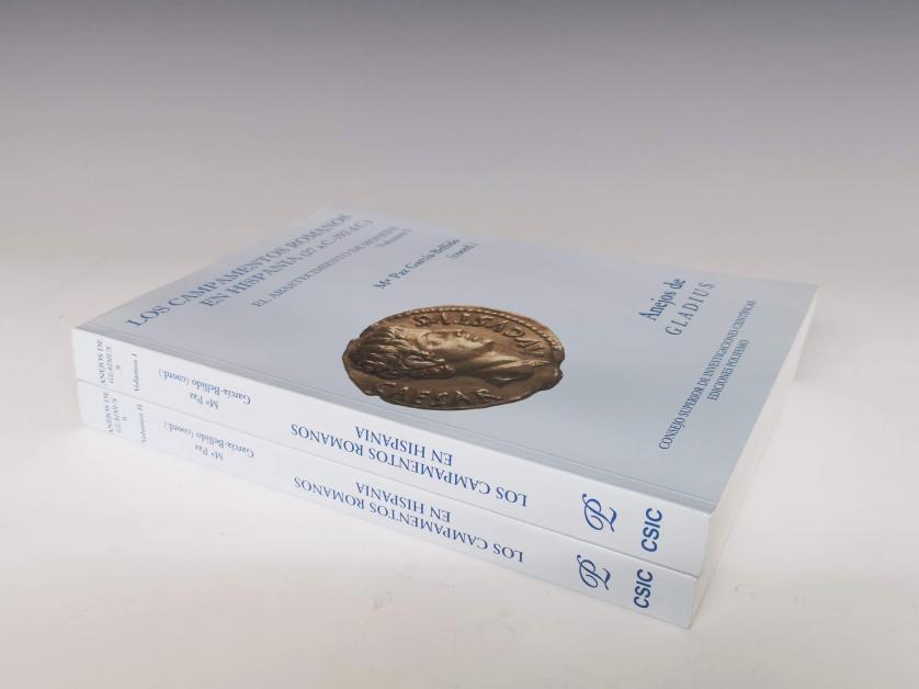 422   -  Mª P. García-Bellido (coord.), Los campamentos romanos en Hispania (27 a.C.-192 d.C.). El abastecimiento de moneda, 2 vols. Anejos de Gladius. CSIC. Tapa blanda. Incluye CD con catálogo de las monedas.