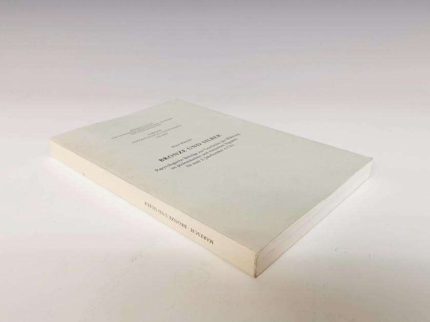 428   -  K. Marech, Bronze und Silver. Papyrologische Beiträge zur Geschichte der Währung im ptolemäischen und römischen Ägypten bis zum 2. Jahrhundert n. Chr., Papyrologica Coloniensia vol. XXV, Opladen, 1996. Rústica, 239 págs.